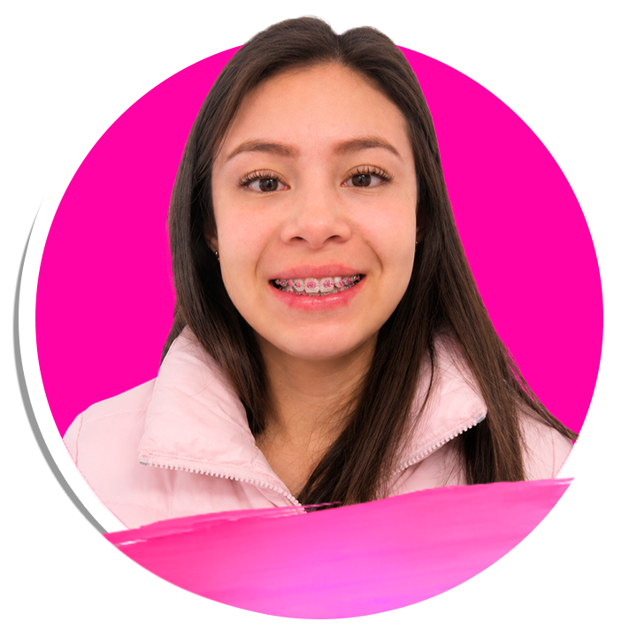 Imagen de mujer usando brackets metálicos de Sonrisas Mexicanas